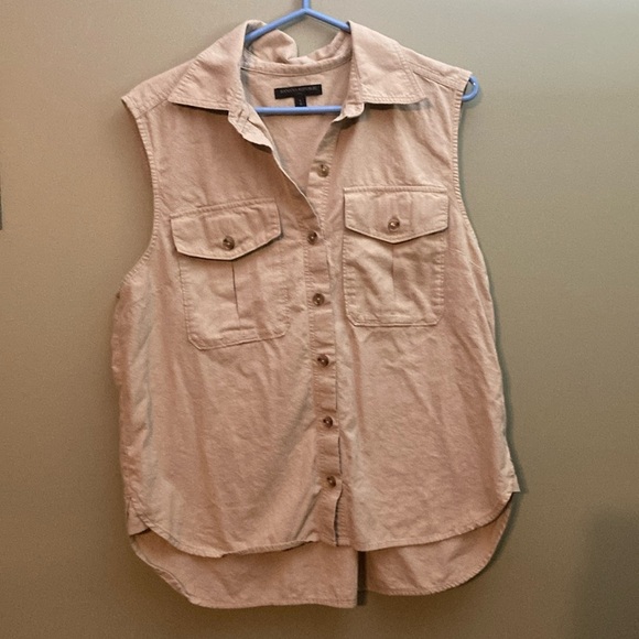 Banana Republic brown sleeveless button down cargo shirt. - Picture 1 of 6